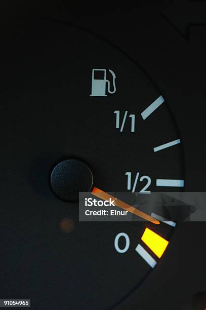 ダッシュボードの低レベルを示すガソリン - からっぽのストックフォトや画像を多数ご用意 - からっぽ, カラー画像, ガソリン