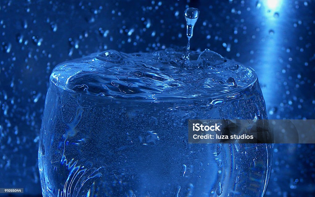 Glas voll mit glitzernden blauen Wasser - Lizenzfrei Abstrakt Stock-Foto