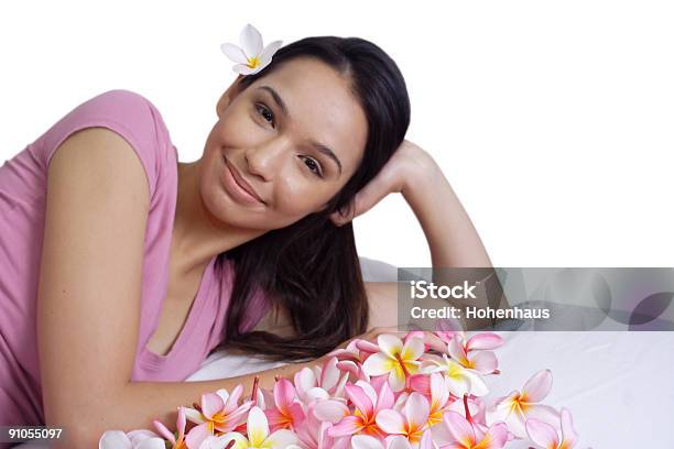 Glückliche Insel Blumenmädchen Stockfoto und mehr Bilder von Alternative Behandlungsmethode - Alternative Behandlungsmethode, Attraktive Frau, Bett