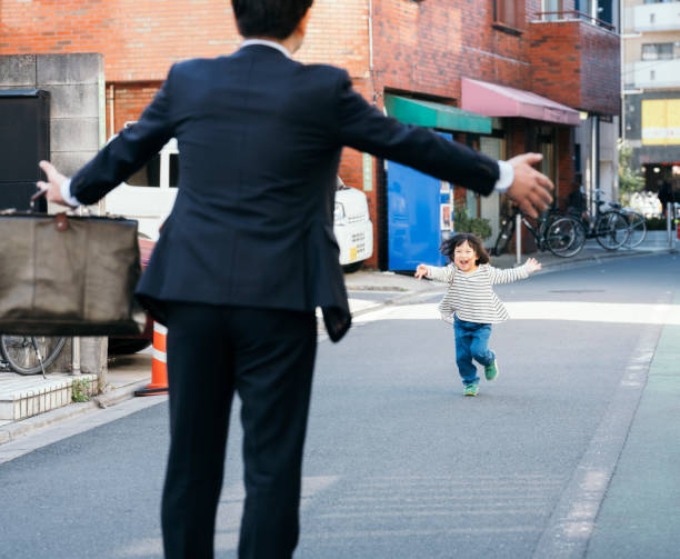 日本の家庭生活 - returning ストックフォトと画像