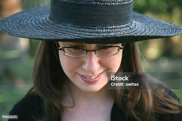 Junge Frau In Einem Schwarzen Hut Stockfoto und mehr Bilder von Attraktive Frau - Attraktive Frau, Braunes Haar, Brille