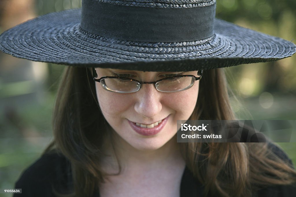 Mujer joven en un sombrero negro - Foto de stock de Adolescente libre de derechos