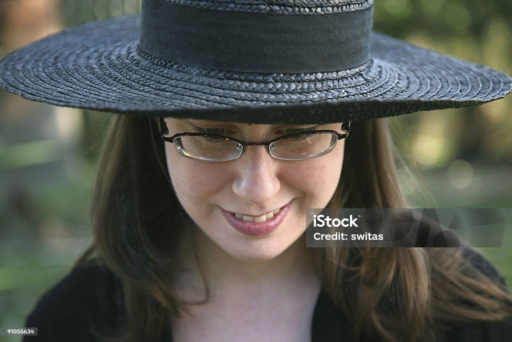 Jovem mulher com um chapéu preto - Foto de stock de Adolescente royalty-free
