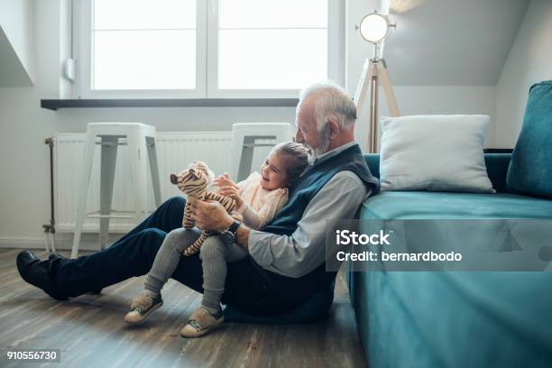 Photo libre de droit de Elle Aime Les Blagues De Grandpapa banque d'images et plus d'images libres de droit de Grand-parent - Grand-parent, Grand-père, Petit-enfant