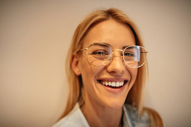 istock Love my new retro glasses 910556834