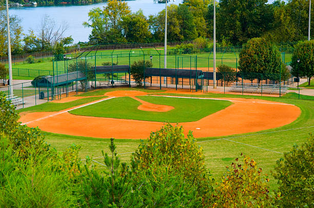 terrain de baseball avec infield et outfield dans un parc - baseline base softball home base photos et images de collection