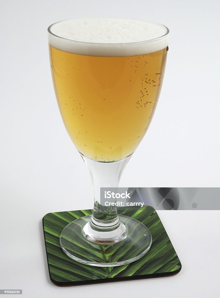 Cerveza fría en vidrio esmerilado - Foto de stock de Bebida alcohólica libre de derechos