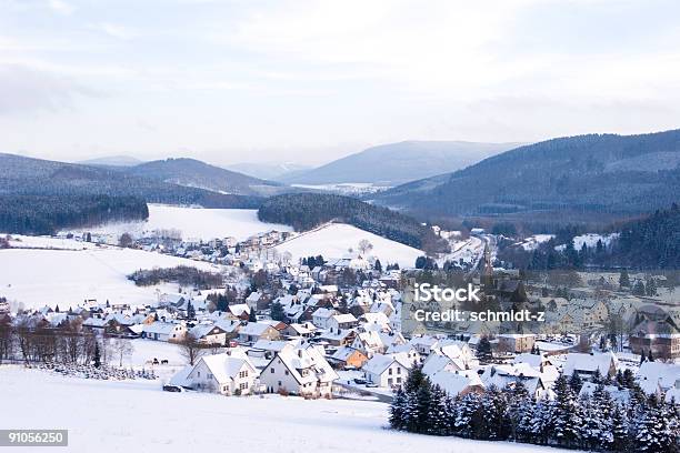 Village Im Winter Mit Schnee Stockfoto und mehr Bilder von Baum - Baum, Dach, Dorf