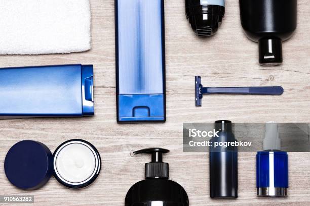 Photo libre de droit de Essential Homme Produits Sur Une Surface En Bois Minable De Toilettage banque d'images et plus d'images libres de droit de Article de toilette