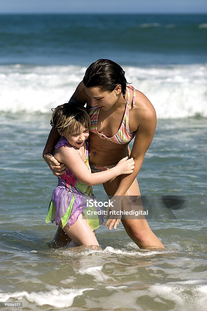 Mutter und Tochter in Ocean Surf - Lizenzfrei Alleinerzieherin Stock-Foto