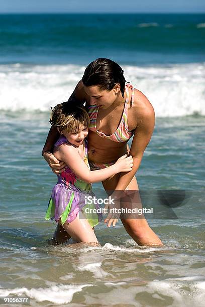 Mutter Und Tochter In Ocean Surf Stockfoto und mehr Bilder von Alleinerzieherin - Alleinerzieherin, Badebekleidung, Bikini