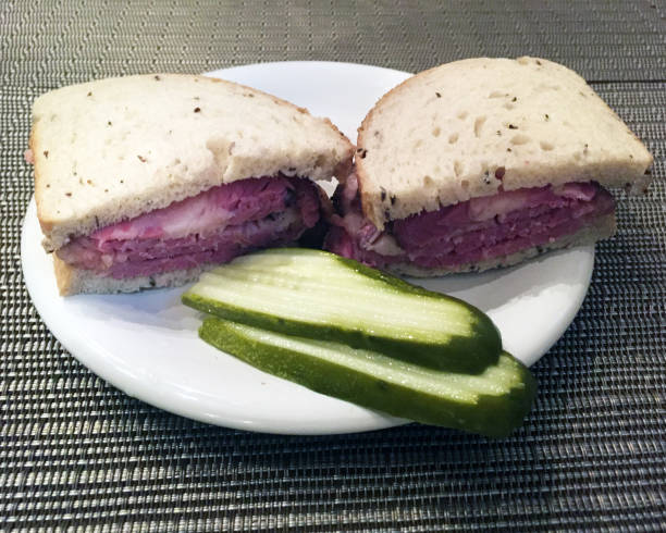 コーンビーフのサンドイッチ - sandwich reuben sandwich dining bread ストックフォトと画像