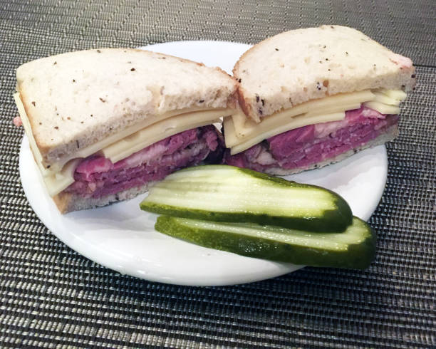 コーンビーフとスイスチーズ サンドイッチ - sandwich reuben sandwich dining bread ストックフォトと画像