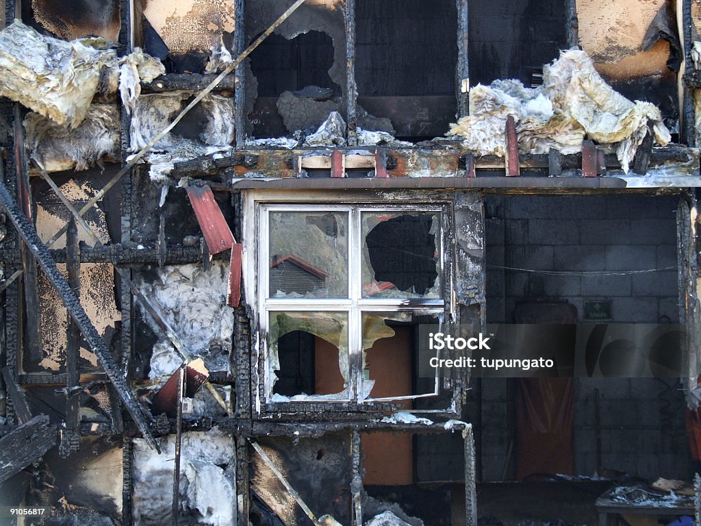 압살했다 하우스 후 화재 - 로열티 프리 0명 스톡 사진