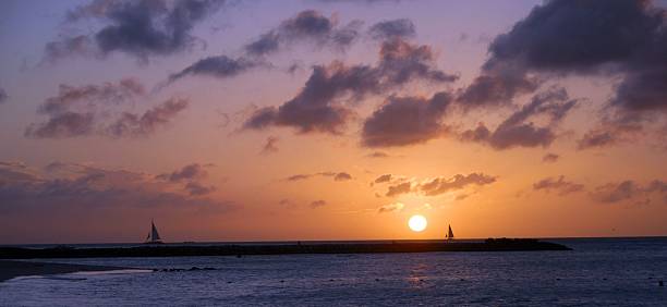 coucher de soleil au paradis - sailing sailboat sunset aruba photos et images de collection