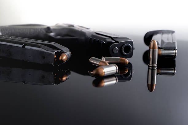 canon de pistolet 9mm munitions - currency crime gun conflict photos et images de collection
