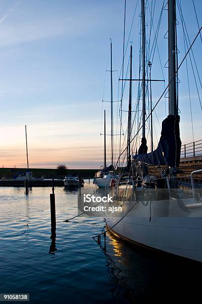 Photo libre de droit de Yacht banque d'images et plus d'images libres de droit de Chaleur - Chaleur, Ciel, Coucher de soleil