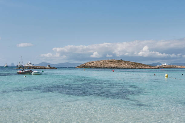 formentera, испания - сентябрь 08, 2016 : лодки перед platja de ses illetes - illetes стоковые фото и изображения