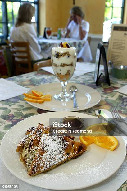 Colazione Toast Alla Francese - Fotografie stock e altre immagini di Alimentazione sana - Alimentazione sana, Composizione verticale, Fotografia - Immagine