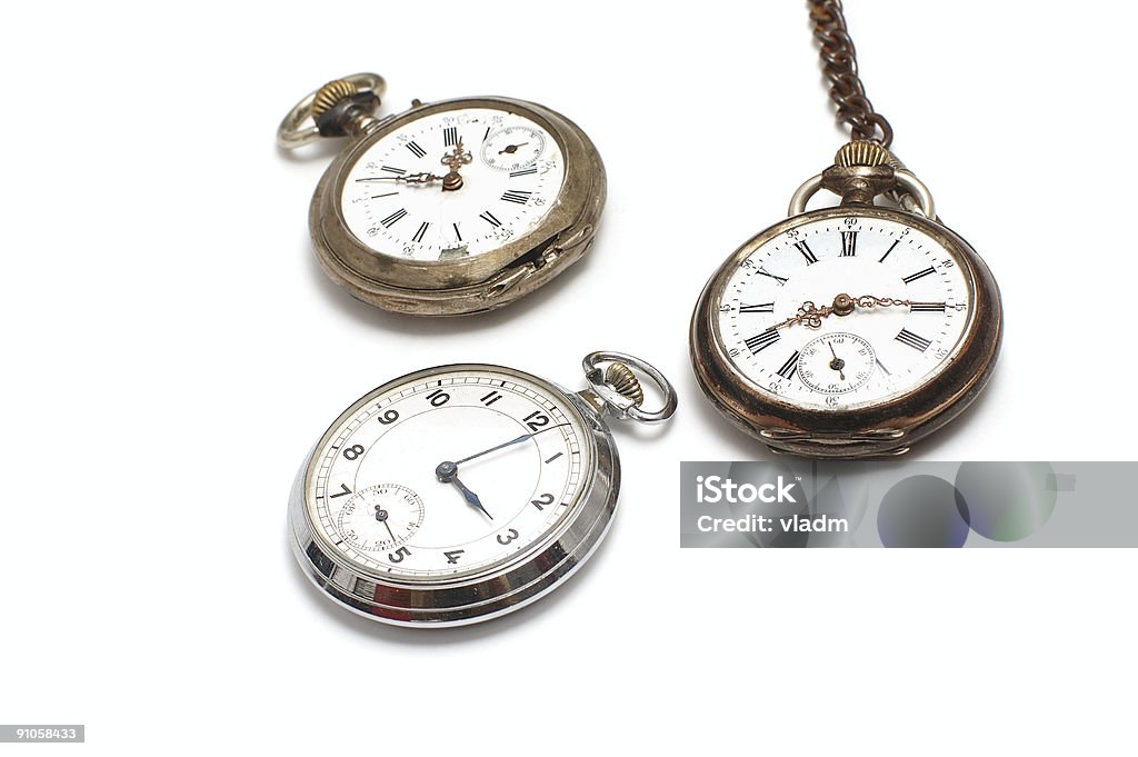 Tres viejos relojes Aislado en blanco - Foto de stock de Aguja de Reloj libre de derechos