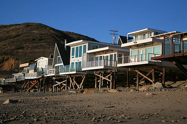 bungalow con vista al océano pacífico - stilts fotografías e imágenes de stock