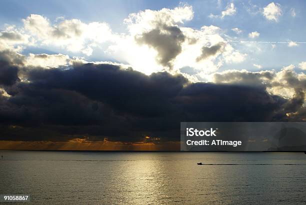 Pôrdosol - Fotografias de stock e mais imagens de Ao Ar Livre - Ao Ar Livre, Azul, Céu