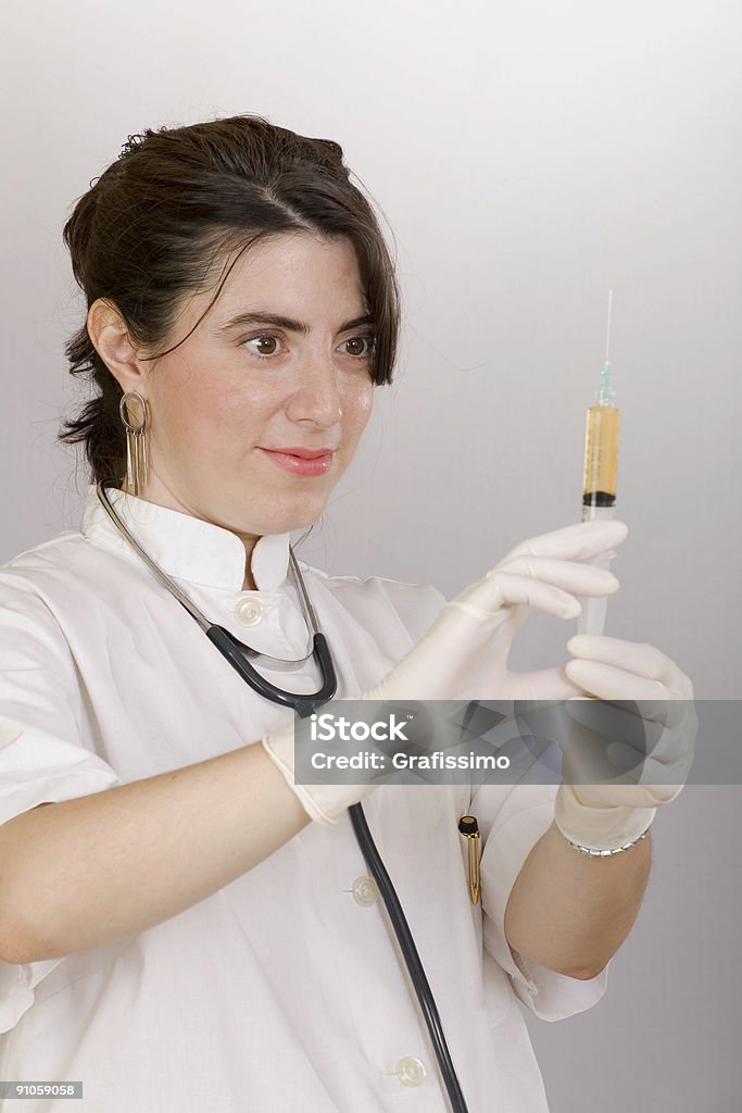 Médico, preparando uma injeção - Foto de stock de Adulto royalty-free