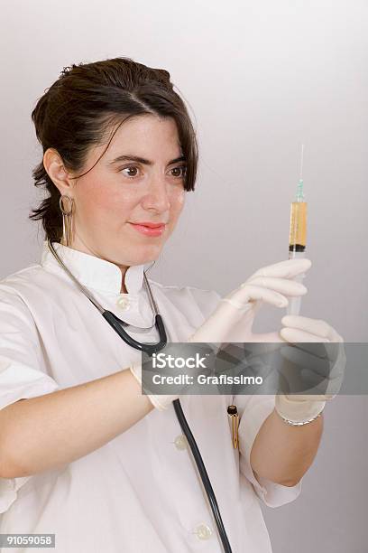 Foto de Médico Preparando Uma Injeção e mais fotos de stock de Adulto - Adulto, Analisar, Cirurgia