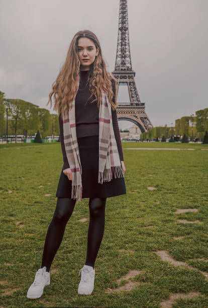 istock Young woman enjoying Paris 910605954