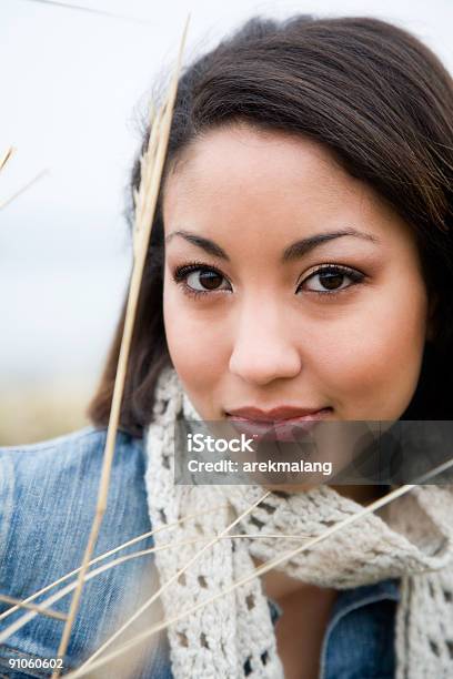 Mulher Bonita - Fotografias de stock e mais imagens de Adulto - Adulto, Afro-americano, Ao Ar Livre