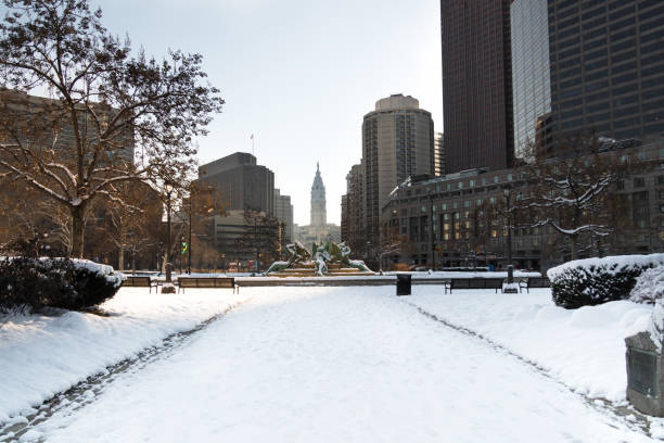 雪で公園 - benjamin franklin parkway ストックフォトと画像