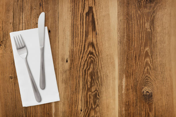 ajuste de la tabla en la madera - silverware place setting napkin fork fotografías e imágenes de stock
