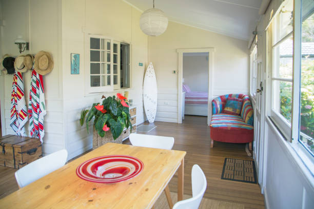 à l’intérieur d’une maison de plage australienne typique - beach house photos et images de collection
