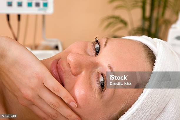 Happy Im Spa Stockfoto und mehr Bilder von Alternative Behandlungsmethode - Alternative Behandlungsmethode, Aromatherapie, Attraktive Frau