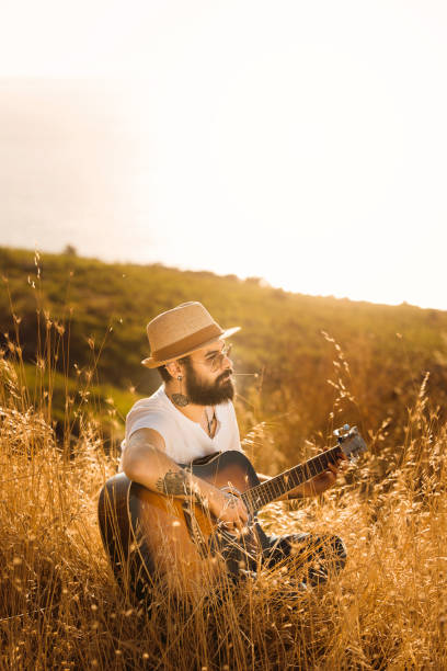 istock Man guitar sunset mountains concept 910615806