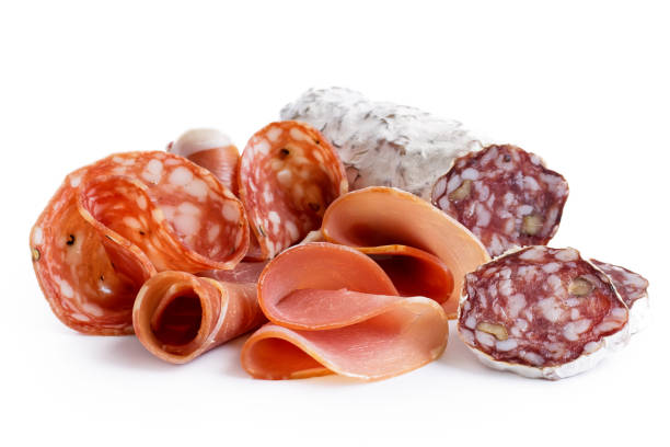 air mélangé charcuterie en tranches isolé sur blanc. - charcuterie fond blanc photos et images de collection