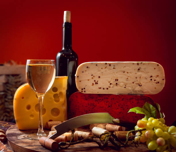 チーズとダークウッドのテーブル ワイン。 - fetta cheese ストックフォトと画像