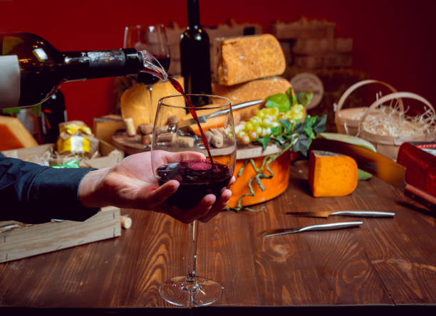 チーズとダークウッドのテーブル ワイン。 - fetta cheese ストックフォトと画像