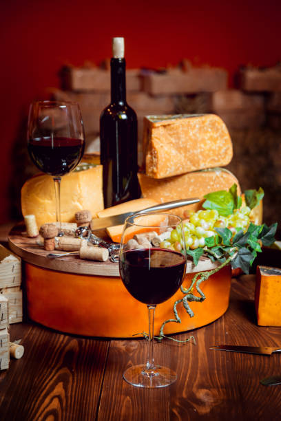 сыр и вино на темном столе. - fetta cheese стоковые фото и изображения