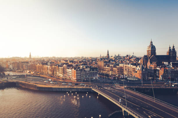 オランダ アムステルダム市 - amsterdam netherlands city skyline ストックフォトと画像