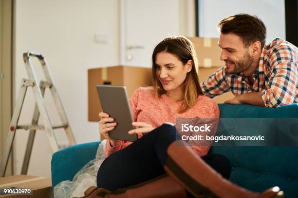 Paar In Neue Wohnung Stockfoto und mehr Bilder von Tablet PC - Tablet PC, Umzug, Hauswechsel