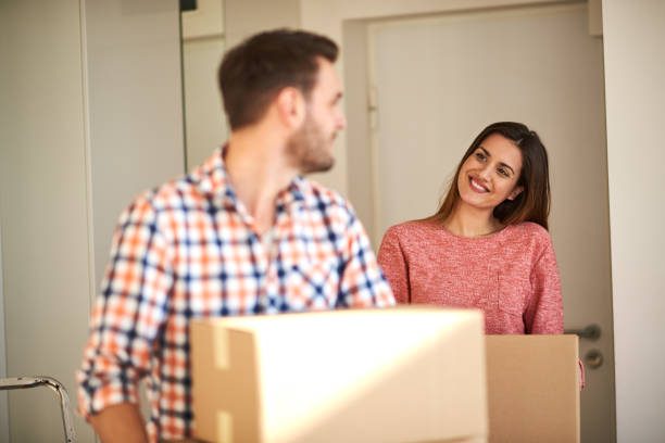 istock Couple moving into the new apartment 910633700