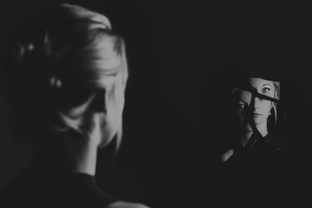 깨진된 거울 조각 예술 변환의 파편에 그녀의 얼굴을 보고 하는 여자 - mirror women looking reflection 뉴스 사진 이미지