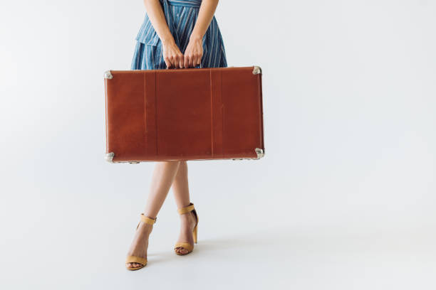 여 자가 들고 가방 - suitcase retro revival women old fashioned 뉴스 사진 이미지