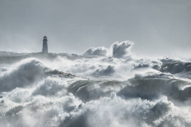 phare de l’océan turbulent - lighthouse scenics winter peggys cove photos et images de collection