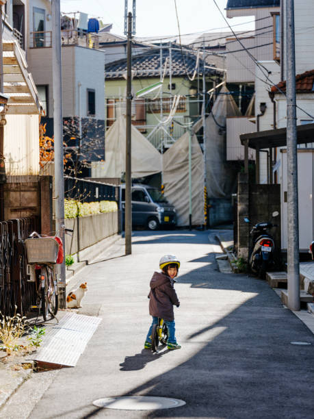 japanische familienleben - short cycle stock-fotos und bilder