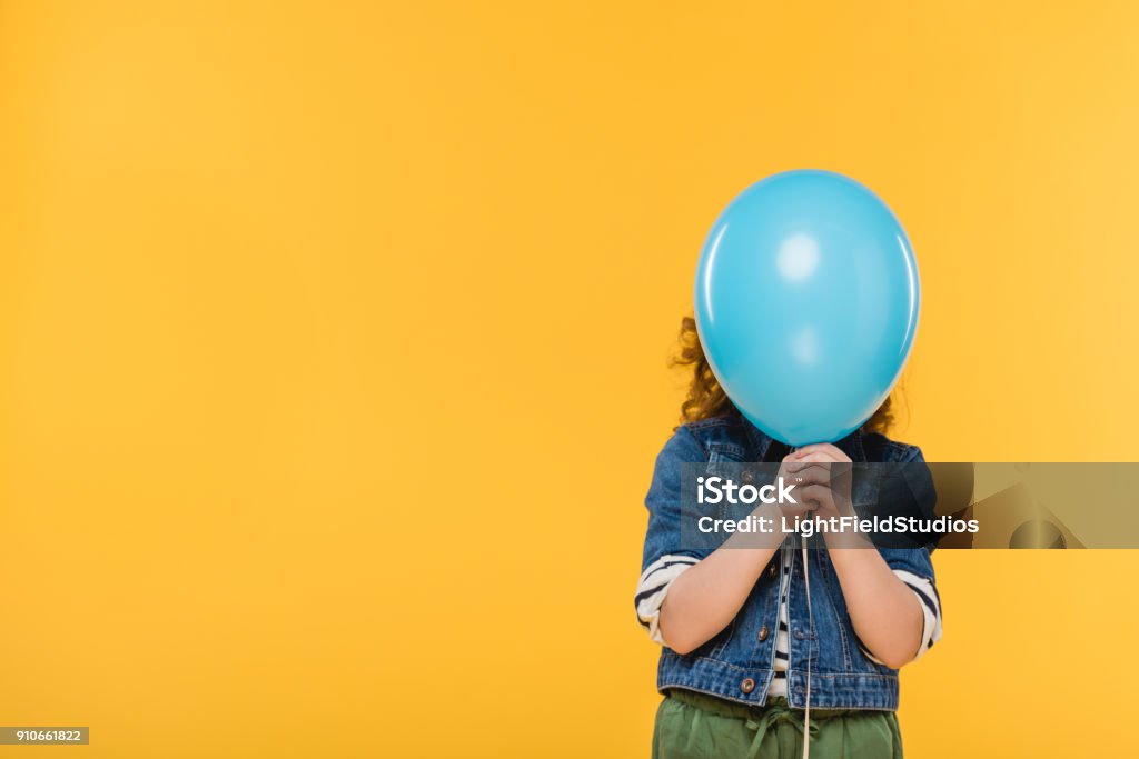 노란색에 고립 된 풍선으로 얼굴을 덮고 아동의 가려진된 보기 - 로열티 프리 풍선 스톡 사진