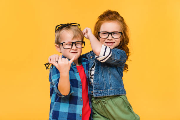 retrato de sonreír a los niños en las lentes aislados en amarillo - invertebrado fotografías e imágenes de stock