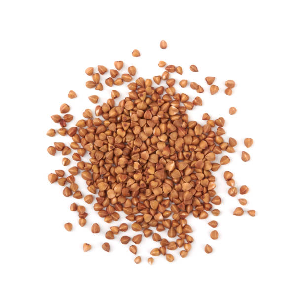 гречневое зерно изо�лировано - buckwheat стоковые фото и изображения