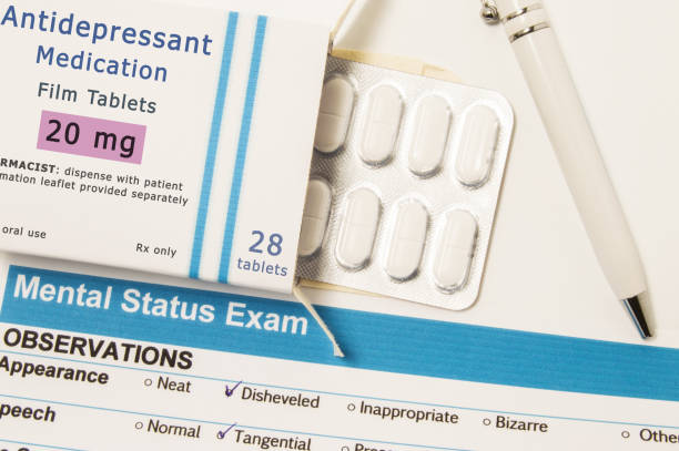 antidepresszáns gyógyszerek vagy gyógyszerek. csomagolás doboz hólyag gyógyszer, amely neve antidepresszáns gyógyszerek mellett eredménye mentális állapot vizsgálat, végzett pszichiáter a beteg - antidepresszáns témájú stock jellegű vizuális alkotások, jogdíjmentes fotók és képek